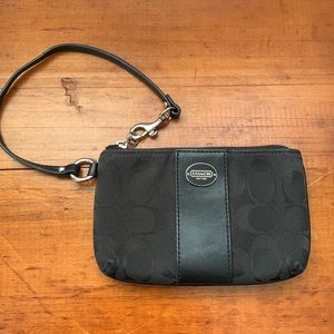 🐞Coach black signature wristlet.